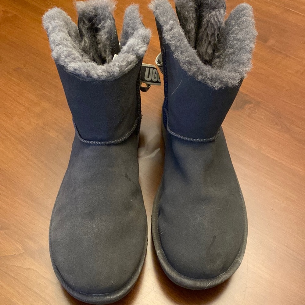 Ugg boots with bows in back size 9